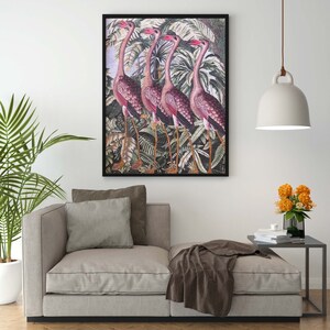 Puede incluir: Una impresi&oacute;n enmarcada de una obra de mosaico con cinco flamencos rosas de pie en un exuberante entorno de jungla tropical verde.