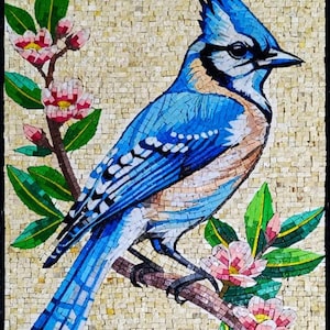 Peut inclure: Une mosaïque représentant un geai bleu, avec un design détaillé. L'oiseau est perché sur une branche avec des fleurs roses et des feuilles vertes.