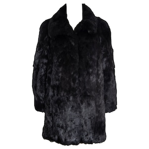 Peut inclure: Une veste en fausse fourrure noire avec un col et une fermeture à boutons.