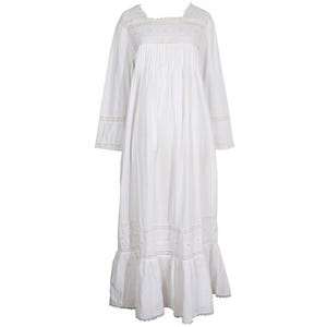 Lange witte katoenen nachtjapon uit de jaren 70 / Victoriaans geïnspireerde witte jurk met vierkante hals en kantdetails uit de jaren 70 / Made in India
