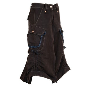 Può includere: Pantaloni cargo marrone scuro con più tasche e cuciture blu decorative. I pantaloni presentano un design unico con tessuto arricciato sull'orlo e sono impreziositi da rivetti color rame.