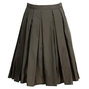 Vintage Atsuro Tayama military green pleated nylon skirt with sporty mesh lining / Atsuro Tayama athletic style pleats skirt / Made in Japan
