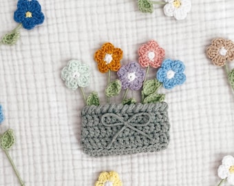 Imán para nevera con flor tejida a mano a crochet: elegante decoración y regalo para el refrigerador.