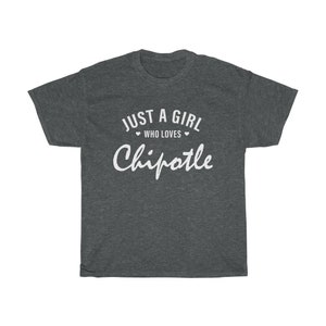 Può includere: T-shirt grigio scuro melange con testo bianco che recita "Just a girl who loves Chipotle" con un cuore su entrambi i lati di "who loves".
