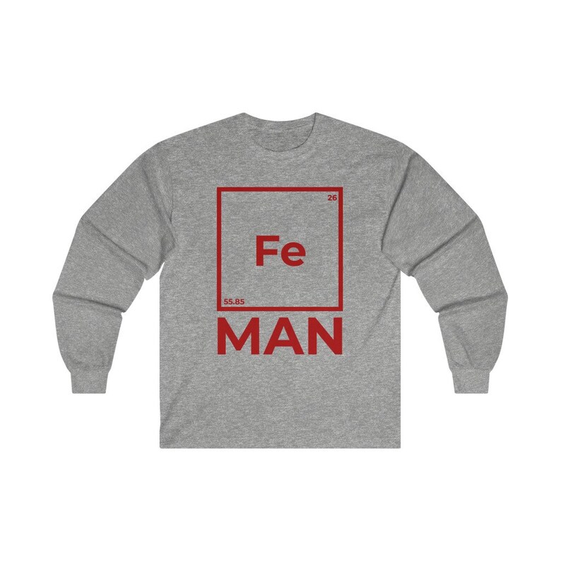 Puede incluir: Una camiseta gris de manga larga con un gr&aacute;fico cuadrado rojo que presenta el s&iacute;mbolo qu&iacute;mico "Fe" para el hierro, el n&uacute;mero at&oacute;mico "26" y el peso at&oacute;mico "55,85". El texto "MAN" est&aacute; impreso debajo del cuadrado.