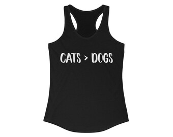 Op de afbeelding: Zwart tanktop met de witte tekst "CATS > DOGS". De mouwloze top heeft een ronde hals en een racerback-ontwerp. Deze casual top is perfect voor kattenliefhebbers.