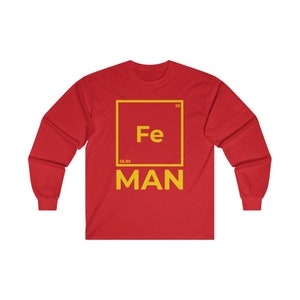 Puede incluir: Camiseta roja de manga larga con un gr&aacute;fico cuadrado amarillo que presenta el s&iacute;mbolo qu&iacute;mico "Fe" para el hierro, el n&uacute;mero at&oacute;mico "26" y el peso at&oacute;mico "55,85". El texto "MAN" est&aacute; debajo del cuadrado.