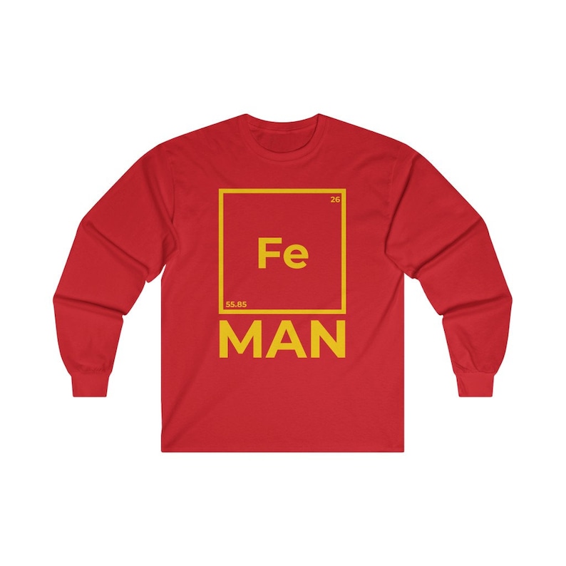 Puede incluir: Camiseta roja de manga larga con un gr&aacute;fico cuadrado amarillo que presenta el s&iacute;mbolo qu&iacute;mico "Fe" para el hierro, el n&uacute;mero at&oacute;mico "26" y el peso at&oacute;mico "55,85". El texto "MAN" est&aacute; debajo del cuadrado.