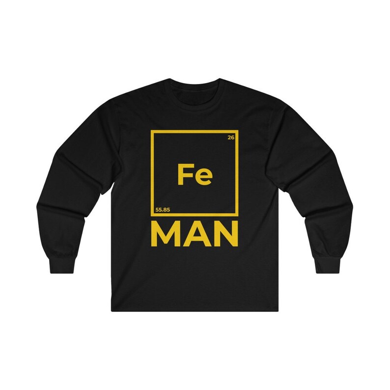 Puede incluir: Camiseta negra de manga larga con un gr&aacute;fico amarillo del elemento hierro de la tabla peri&oacute;dica, Fe, con el texto "MAN" debajo.