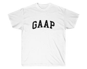 Puede incluir: Camiseta blanca con la palabra "GAAP" impresa en letras negras y en arco en el pecho. La camiseta tiene cuello redondo y mangas cortas. La tela parece ser un material suave y ligero.