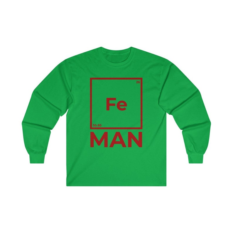 Puede incluir: Camiseta de manga larga verde con un gr&aacute;fico cuadrado rojo que presenta el s&iacute;mbolo qu&iacute;mico "Fe" para el hierro, el n&uacute;mero at&oacute;mico "26" y el peso at&oacute;mico "55,85". El texto "MAN" est&aacute; debajo del cuadrado.