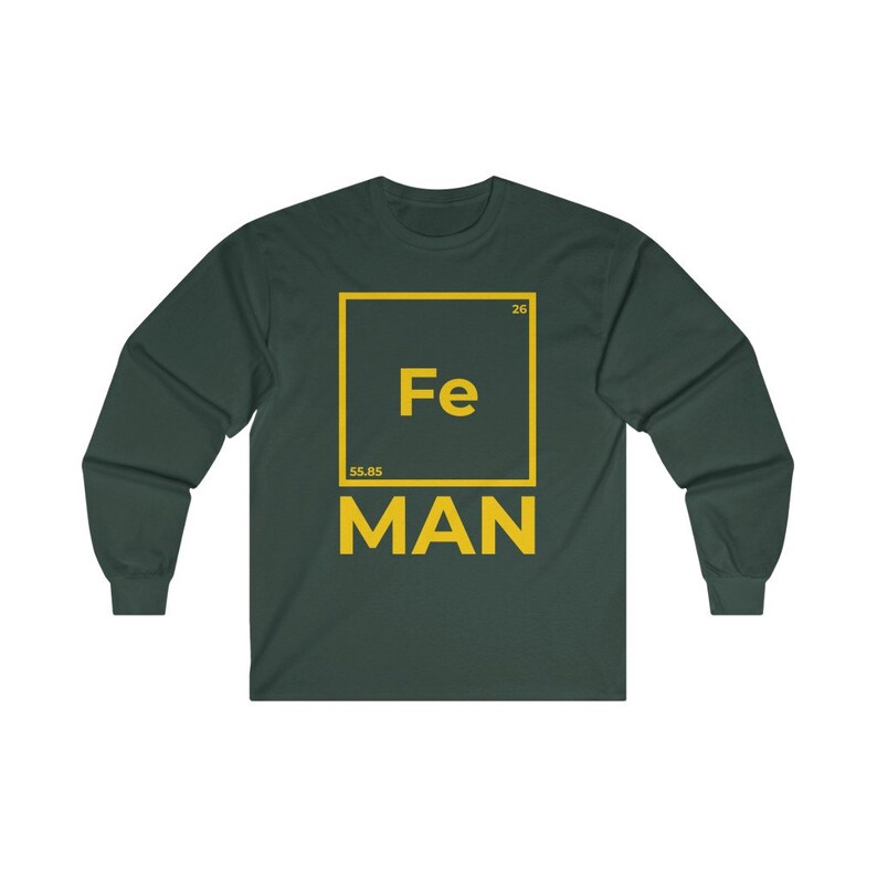 Puede incluir: Una camiseta de manga larga verde oscuro con un gr&aacute;fico cuadrado amarillo que presenta el s&iacute;mbolo qu&iacute;mico "Fe" para el hierro, el n&uacute;mero at&oacute;mico "26" y el peso at&oacute;mico "55,85". El texto "MAN" est&aacute; impreso debajo del cuadrado.