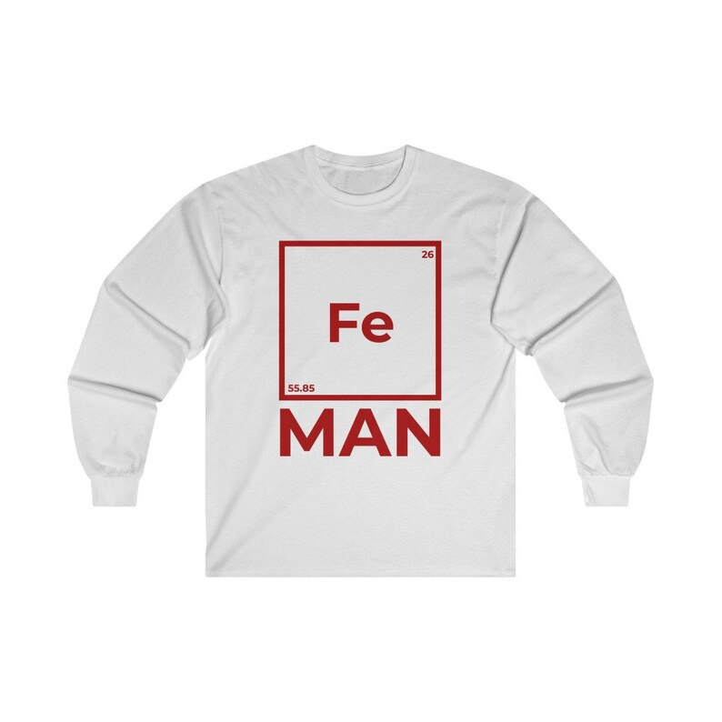 Puede incluir: Camiseta blanca de manga larga con un gr&aacute;fico cuadrado rojo que presenta el s&iacute;mbolo qu&iacute;mico "Fe" para el hierro, el n&uacute;mero at&oacute;mico "26" y el peso at&oacute;mico "55,85". La palabra "MAN" est&aacute; impresa debajo del cuadrado.