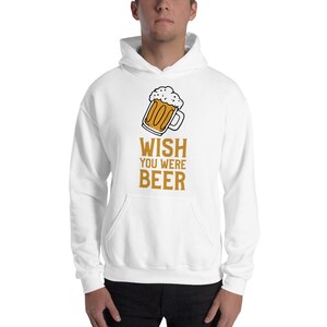 Può includere: Felpa con cappuccio bianca con una grafica di una birra e il testo "Wish you were beer" in oro.