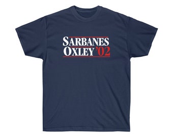 Puede incluir: Una camiseta azul marino con texto blanco que dice "SARBANES OXLEY '02" en un esquema de colores rojo y blanco.