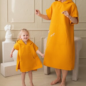 Kinder Kapuzen Strand Poncho: Senf Waffel Baumwolle Cover-Up