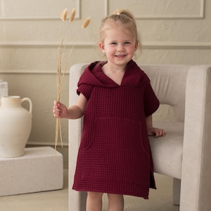 Kinder Kapuzen Strand Poncho: Kirschrote Waffel Baumwolle Cover-Up
