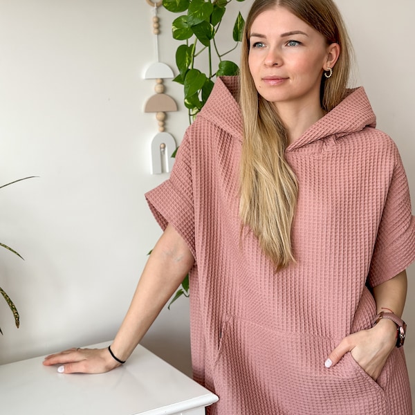 Frauen Waffel Baumwolle Schwimmponcho, kuschliger universeller handgefertigter Poncho, schnelltrocknend, absorbierender Erwachsener Poncho, Surfen Poncho in dusty pink