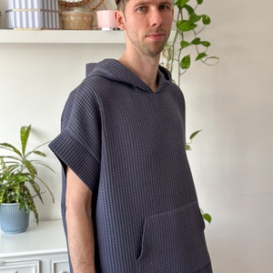 Poncho à capuche en coton unisexe, poncho de natation fait main, robe de plage surdimensionnée, poncho absorbant adulte, poncho de surf en gris foncé image 3