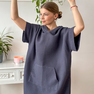 Poncho à capuche en coton unisexe, poncho de natation fait main, robe de plage surdimensionnée, poncho absorbant adulte, poncho de surf en gris foncé image 8