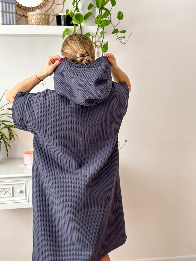 Poncho à capuche en coton unisexe, poncho de natation fait main, robe de plage surdimensionnée, poncho absorbant adulte, poncho de surf en gris foncé image 7