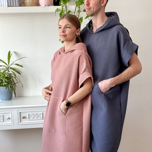 Poncho à capuche en coton unisexe, poncho de natation fait main, robe de plage surdimensionnée, poncho absorbant adulte, poncho de surf en gris foncé image 6