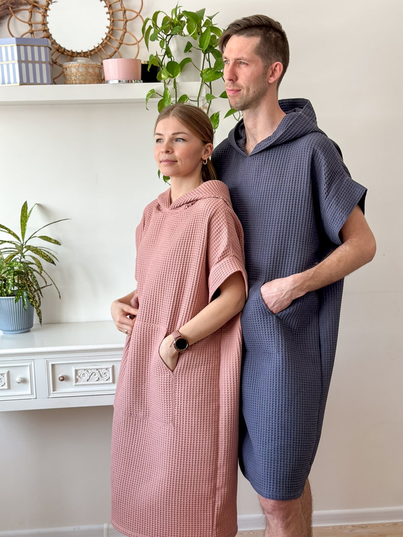 Poncho à capuche en coton unisexe, poncho de natation fait main, robe de plage surdimensionnée, poncho absorbant adulte, poncho de surf en gris foncé image 6