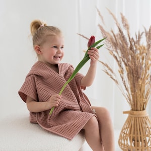 Kinder Kapuzen Strand Poncho: Waffel Baumwolle Cover-Up in Altrosa