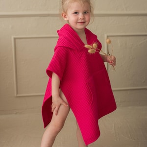 Kinder Fuchsia Kapuzen Strand Poncho: Waffel Baumwolle Cover-Up