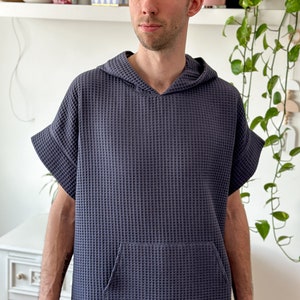 Poncho à capuche en coton unisexe, poncho de natation fait main, robe de plage surdimensionnée, poncho absorbant adulte, poncho de surf en gris foncé image 1