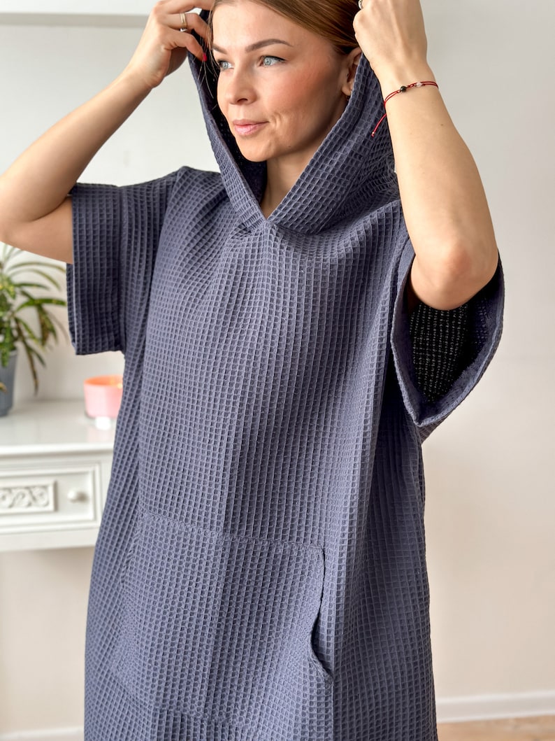 Poncho à capuche en coton unisexe, poncho de natation fait main, robe de plage surdimensionnée, poncho absorbant adulte, poncho de surf en gris foncé image 10