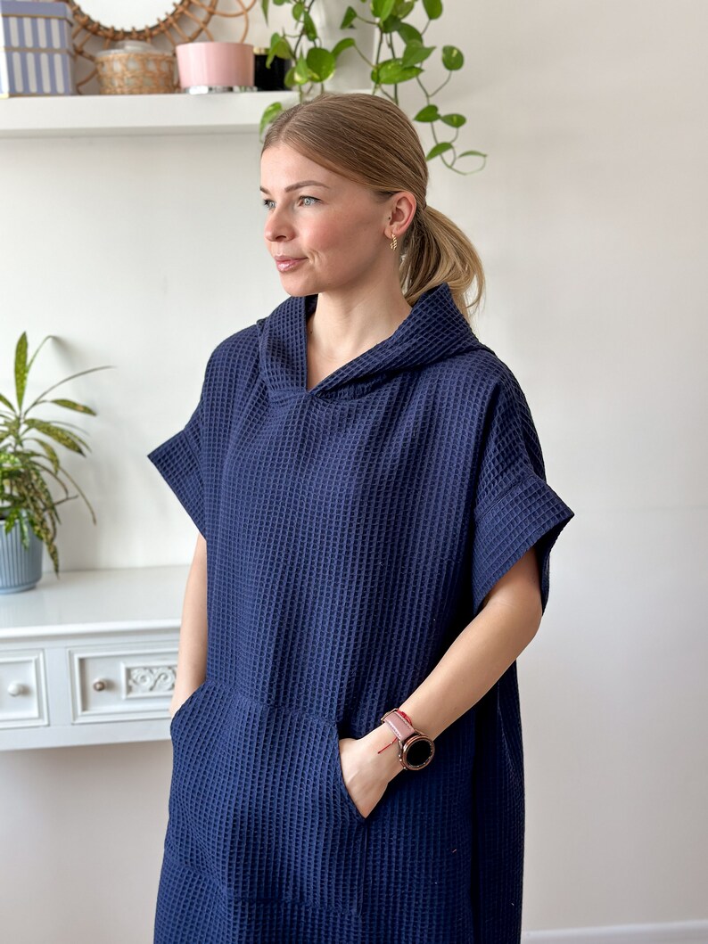 Poncho unisexe en coton gaufré, poncho oversize fait main, poncho grande taille pour adultes, poncho de couleur bleu foncé, poncho de plage pour femmes image 2