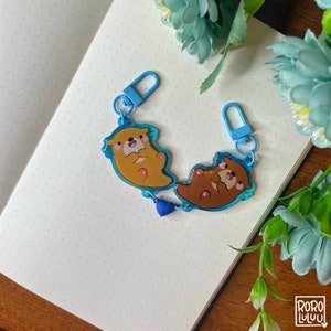 Otters verliebtes Paar Schlüsselanhänger // Süßer Acryl Schlüsselanhänger, Kuh als Schlüsselanhänger, Geschenkidee, süsse Tiere