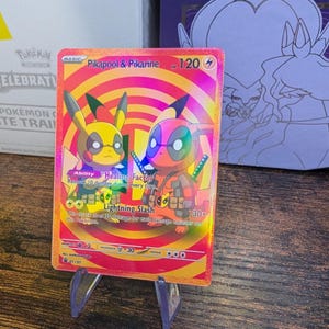Könnte beinhalten: Eine holografische Pokémon-Sammelkarte mit "Pikapool & Pikarine". Die Karte hat ein gelbes und rotes Farbschema mit Illustrationen von Pikachu und von Deadpool inspirierten Charakteren. Der Text enthält "Healing Factor" und "Lightning Slash".