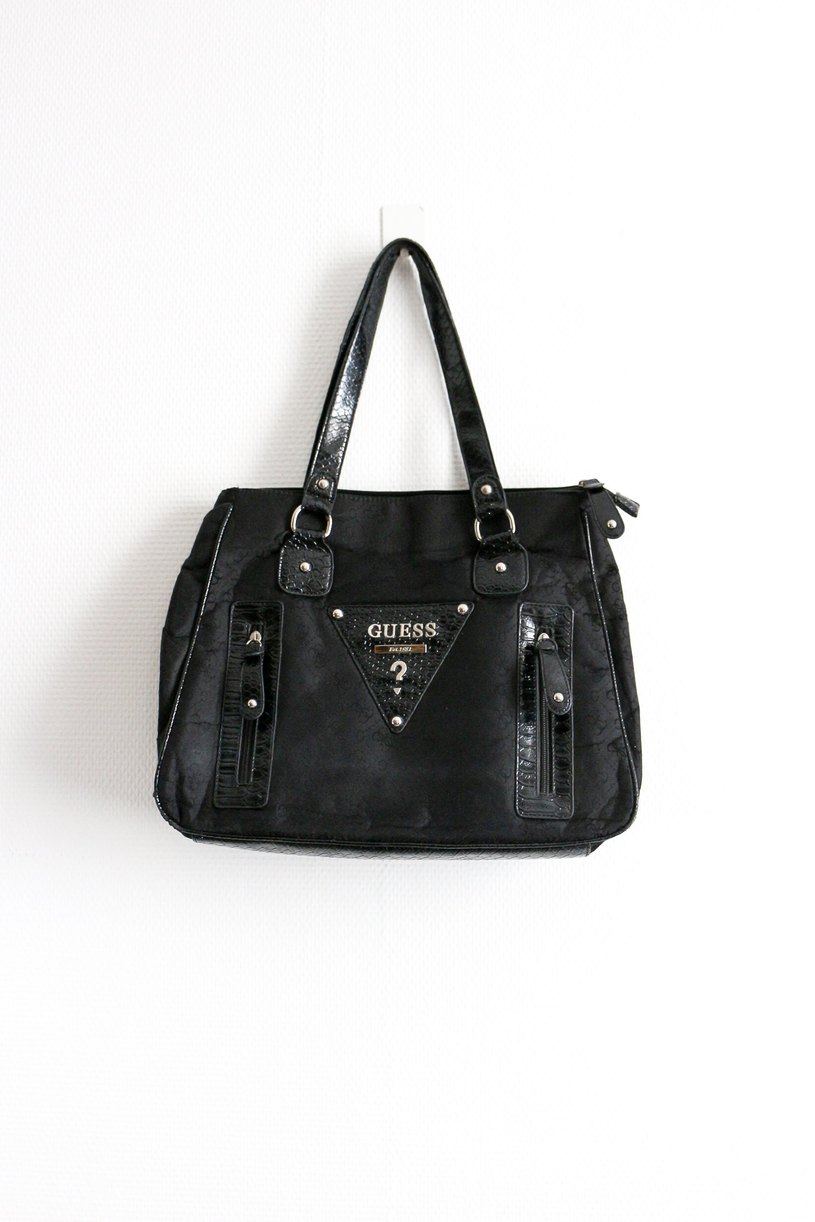 Guess - Authenticated Handbag - Black for Women, Very Good Condition