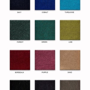 Pu&ograve; includere: Immagine che mostra una tavolozza di colori di campioni di tessuto jersey di cotone biologico. I campioni includono blu navy, cobalto, turchese, foresta, verde, lime, bordeaux, viola, sabbia, nero, antracite e grigio. Il testo in alto recita "ORGANIC COTTON JERSEY 95% ORG.CO / 5%EL".