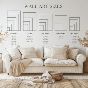 Puede incluir: Imagen que muestra tama&ntilde;os de arte mural con proporciones: 2:3, A1-A4, 4:5, 11:14 y 3:4. Cada proporci&oacute;n muestra una serie de rect&aacute;ngulos anidados con dimensiones en pulgadas. El texto "WALL ART SIZES" est&aacute; en la parte superior. Un sof&aacute; crema con cojines y una alfombra en primer plano.