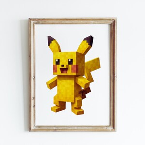 Puede incluir: Una impresi&oacute;n enmarcada con un personaje Pikachu pixelado en amarillo, con mejillas rojas y orejas con puntas negras. La obra de arte tiene una est&eacute;tica inspirada en Minecraft, sobre un fondo blanco y enmarcada en un marco de madera marr&oacute;n claro.