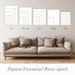 Puede incluir: Un sof&aacute; beige con varias almohadas est&aacute; debajo de una pared que muestra una gu&iacute;a de proporci&oacute;n de descarga digital. La gu&iacute;a muestra cinco formas rectangulares y cuadradas diferentes con las proporciones 2:3, A1-A4, 4:5, 11:14 y 3:4. El texto "Digital Download Ratio Guide" est&aacute; en la parte inferior.