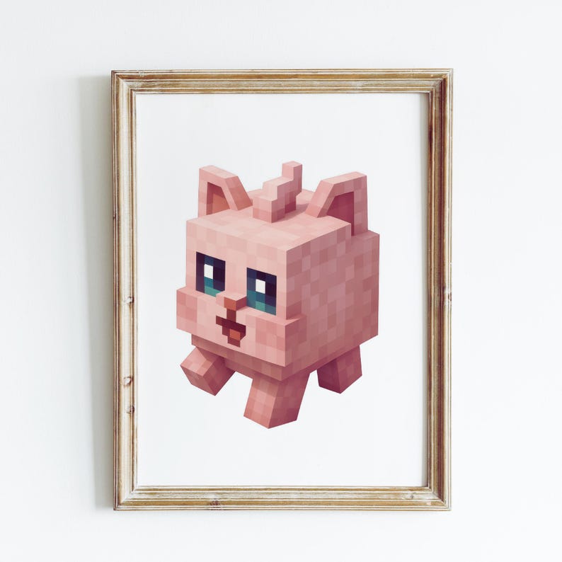 Puede incluir: Una impresi&oacute;n enmarcada que presenta un gato rosa pixelado con ojos azules y una peque&ntilde;a boca roja. El gato tiene un dise&ntilde;o en bloques, que recuerda a un videojuego. La impresi&oacute;n est&aacute; enmarcada en un marco dorado, a&ntilde;adiendo un toque de elegancia.