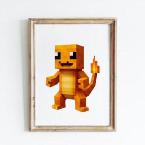 Puede incluir: Impresi&oacute;n enmarcada que presenta una criatura naranja pixelada con una llama en la cola. La obra de arte tiene una est&eacute;tica de videojuego retro, con un dise&ntilde;o en bloques y una cara sonriente. La impresi&oacute;n est&aacute; en un marco de madera clara.