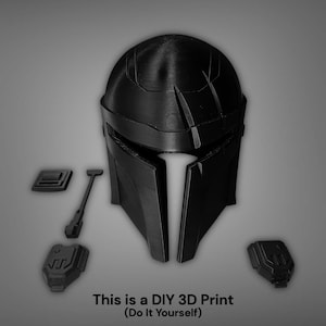Puede incluir: Casco negro impreso en 3D con componentes. El casco tiene una visera distintiva y un dise&ntilde;o angular, con piezas adicionales, incluyendo una placa rectangular y otras dos piezas detalladas. El texto en la parte inferior dice: "This is a DIY 3D Print (Do It Yourself)".