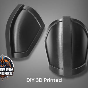 Puede incluir: Dos piezas negras de armadura de hombro impresas en 3D. La armadura es curva y tiene un acabado liso y mate. La imagen incluye el texto "DIY 3D Printed" y un logotipo de "Outer Rim Armorer".