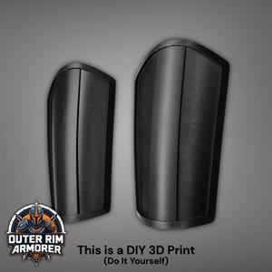Puede incluir: Dos protectores de brazo negros impresos en 3D. Los protectores de brazo se muestran sobre un fondo gris. El texto "This is a DIY 3D Print (Do It Yourself)" est&aacute; debajo. El logotipo de Outer Rim Armorer est&aacute; en la esquina inferior izquierda.