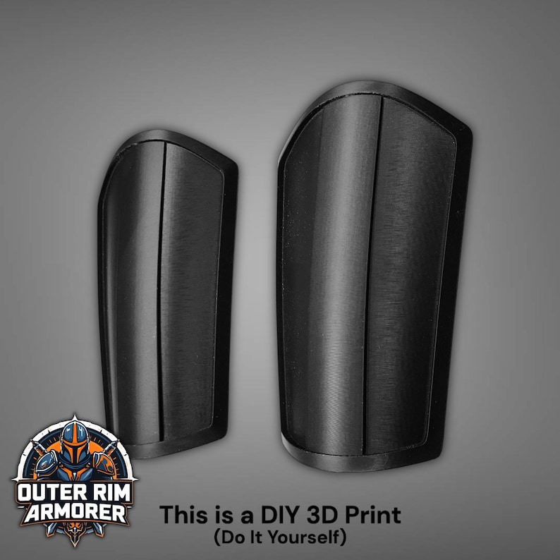 Puede incluir: Dos protectores de brazo negros impresos en 3D. Los protectores de brazo se muestran sobre un fondo gris. El texto "This is a DIY 3D Print (Do It Yourself)" est&aacute; debajo. El logotipo de Outer Rim Armorer est&aacute; en la esquina inferior izquierda.