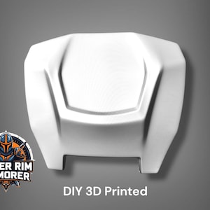 Puede incluir: Un componente blanco impreso en 3D con un dise&ntilde;o geom&eacute;trico. El producto est&aacute; etiquetado como "DIY 3D Printed" y presenta un logotipo con una figura de guerrero. El art&iacute;culo es probablemente parte de un proyecto o montaje m&aacute;s grande.