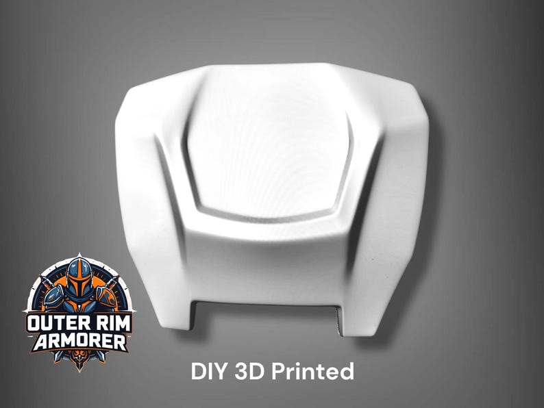 Puede incluir: Un componente blanco impreso en 3D con un dise&ntilde;o geom&eacute;trico. El producto est&aacute; etiquetado como "DIY 3D Printed" y presenta un logotipo con una figura de guerrero. El art&iacute;culo es probablemente parte de un proyecto o montaje m&aacute;s grande.