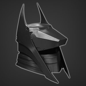 Puede incluir: Un casco de pl&aacute;stico negro con un dise&ntilde;o puntiagudo y angular. El casco tiene una superficie texturizada y una visera.