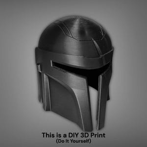 Puede incluir: Un casco negro impreso en 3D con una visera distintiva y un dise&ntilde;o angular. El casco tiene una superficie texturizada y probablemente sea un proyecto de bricolaje, como indica el texto en la parte inferior: "This is a DIY 3D Print (Do It Yourself)".