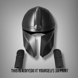 Puede incluir: Un casco negro impreso en 3D y dos piezas de brazo a juego. El casco tiene un dise&ntilde;o distintivo con una visera y una cresta central. El texto en la parte inferior dice "THIS IS A DIY(DO IT YOURSELF) 3D PRINT".